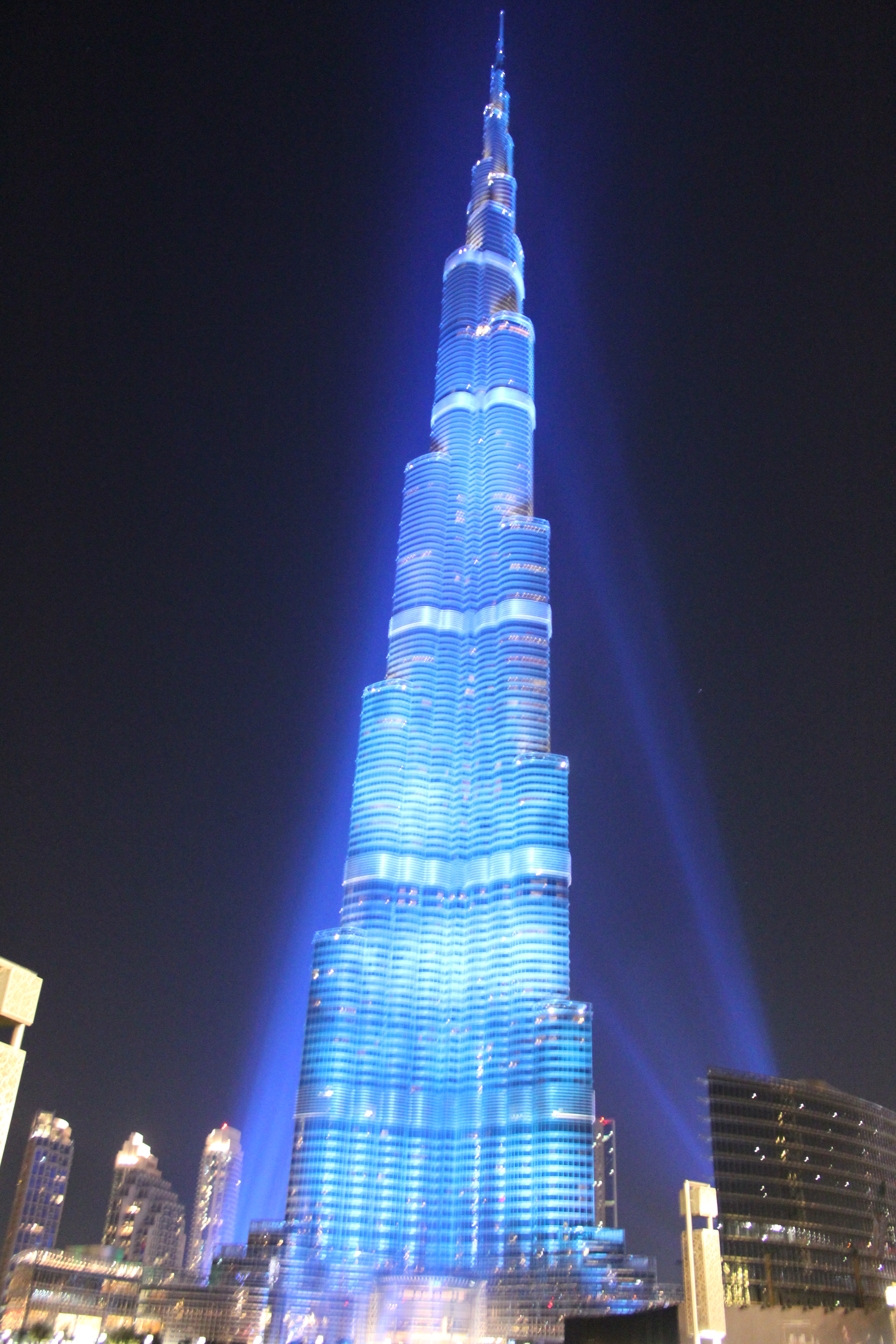 Халиф здание в дубае. Башня Бурдж Халифа. Башня Халифа в Дубае. Здание Бурдж Халифа. Дубай здание Бурдж Халифа.